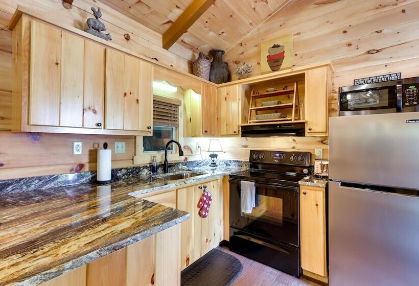 Blairsville Mountain Retreat W/ Private Hot Tub!