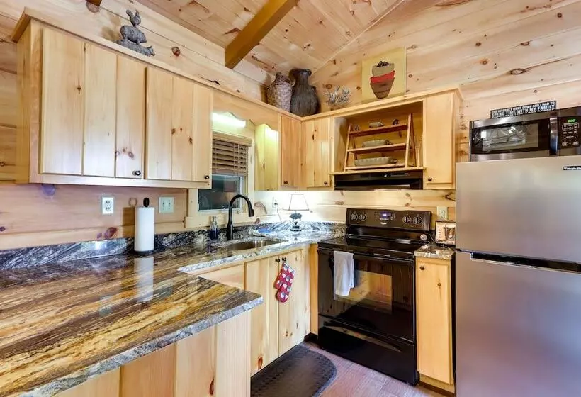 Blairsville Mountain Retreat W/ Private Hot Tub!