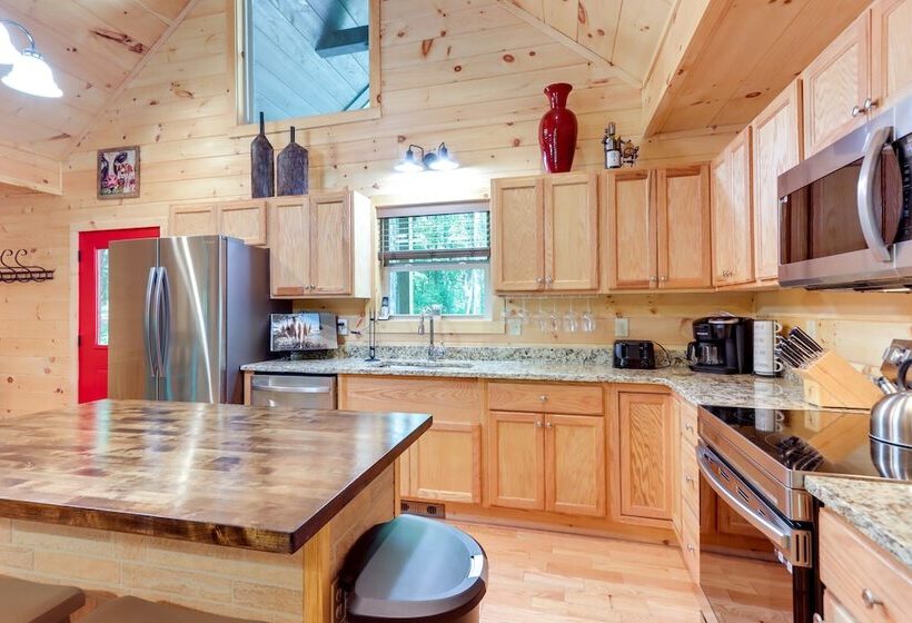 Blue Ridge Mountains Cabin W/ Hot Tub & Game Room!