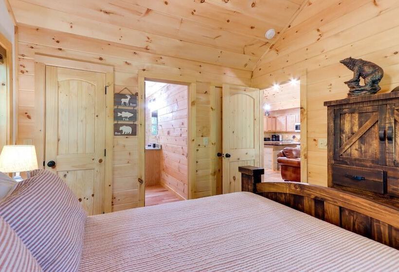 Blue Ridge Mountains Cabin W/ Hot Tub & Game Room!