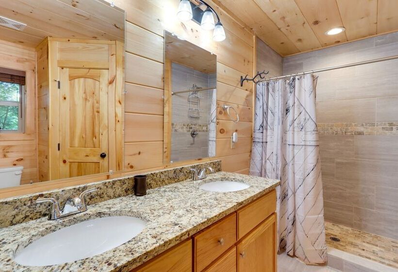 Blue Ridge Mountains Cabin W/ Hot Tub & Game Room!