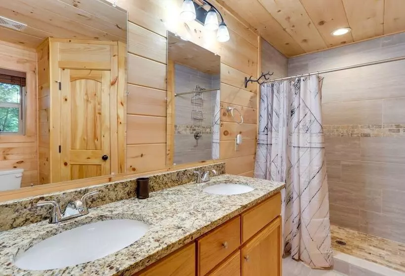 Blue Ridge Mountains Cabin W/ Hot Tub & Game Room!