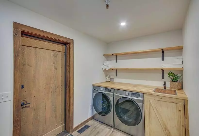 Bonners Ferry Cabin W/ Wraparound Deck & Views!