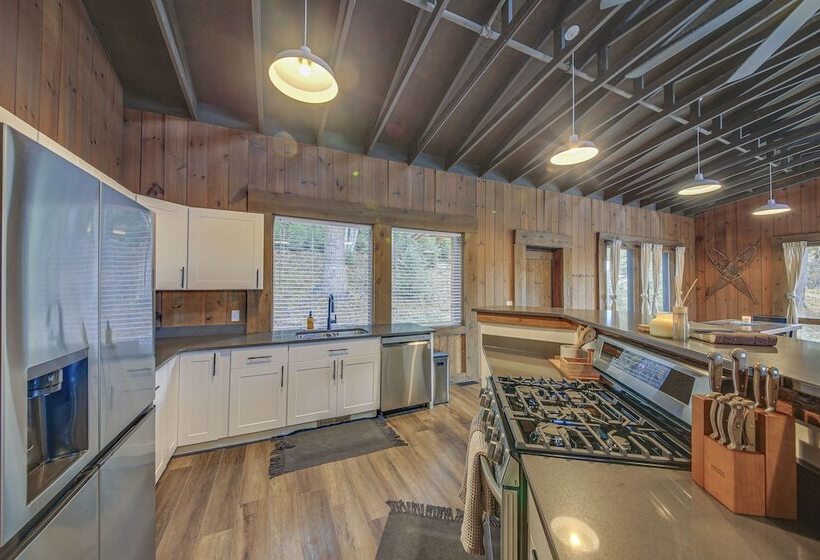 Bonners Ferry Cabin W/ Wraparound Deck & Views!