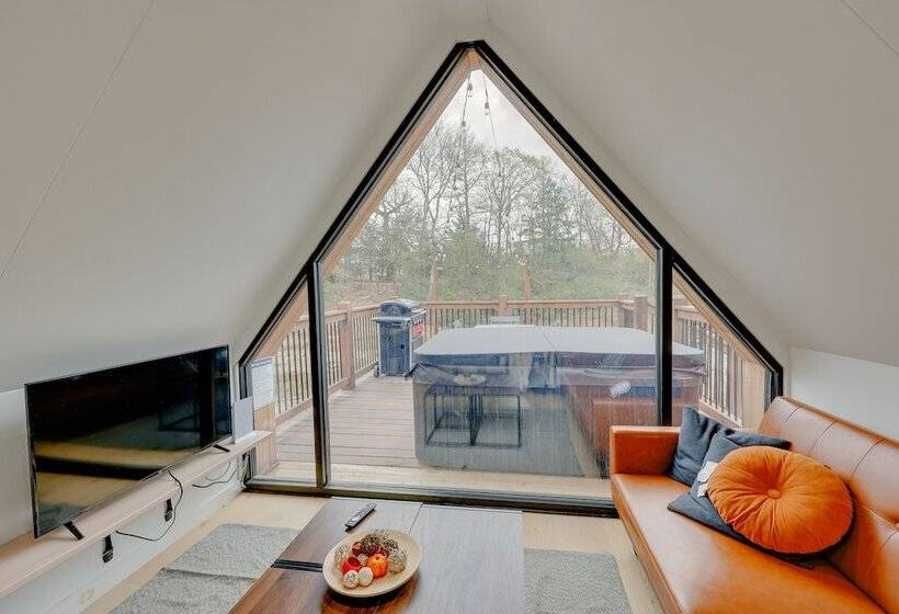 Broken Bow Tiny Home Cabin: Fire Pit, Hot Tub!