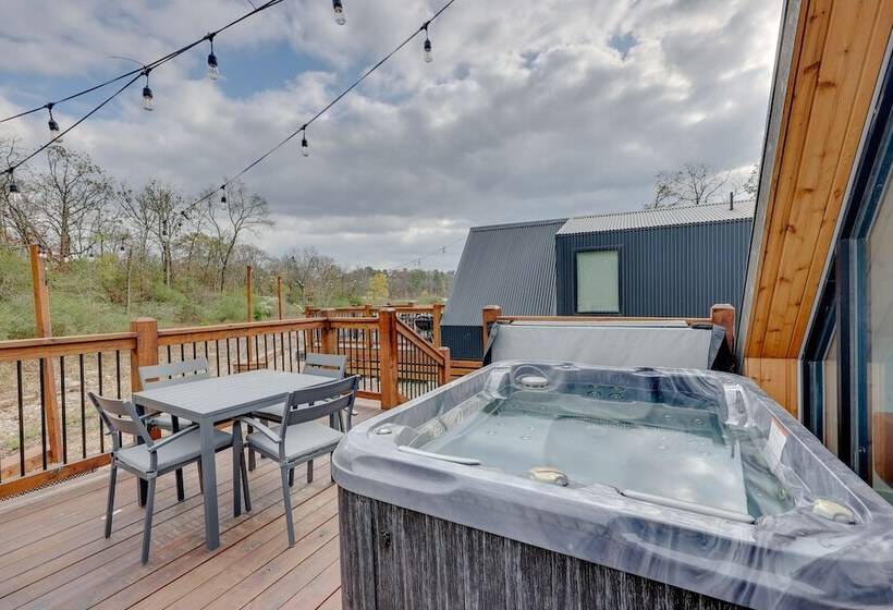 Broken Bow Tiny Home Cabin: Fire Pit, Hot Tub!