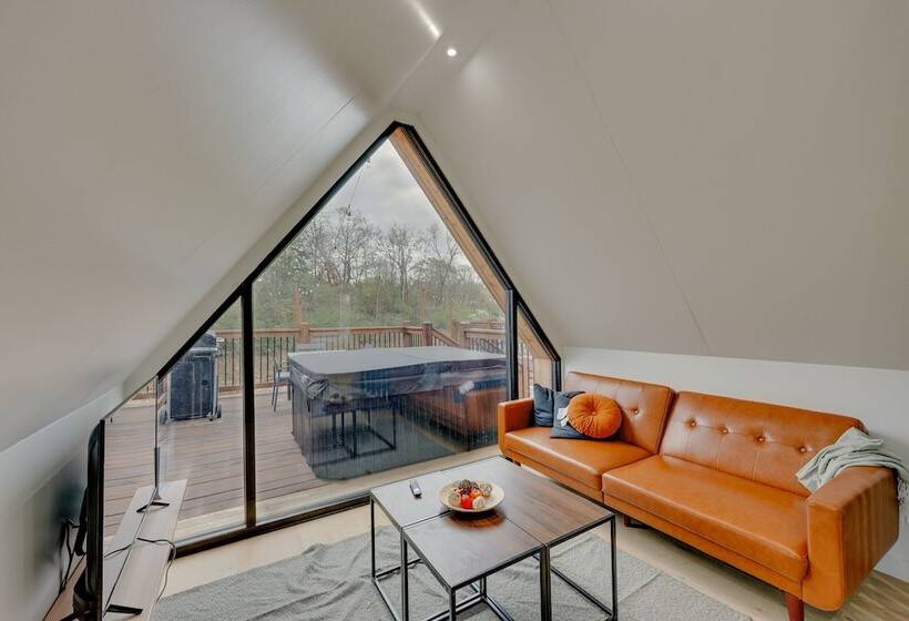 Broken Bow Tiny Home Cabin: Fire Pit, Hot Tub!