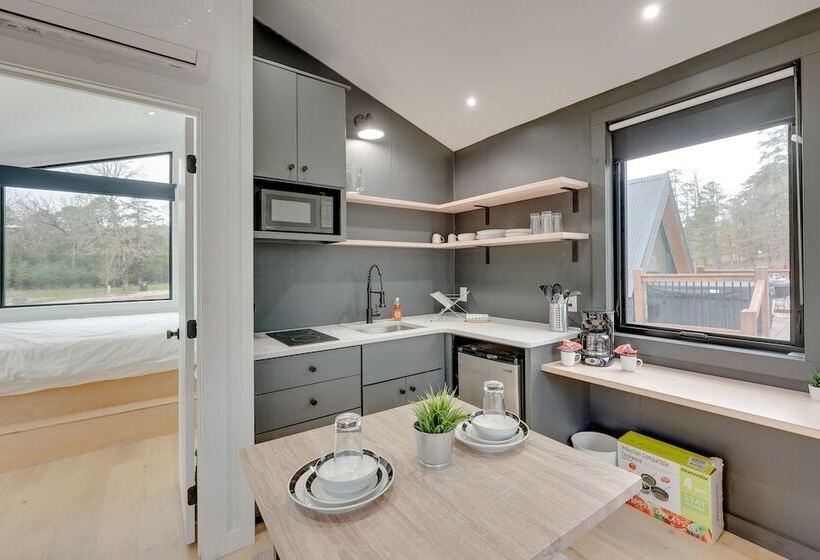 Broken Bow Tiny Home Cabin: Fire Pit, Hot Tub!