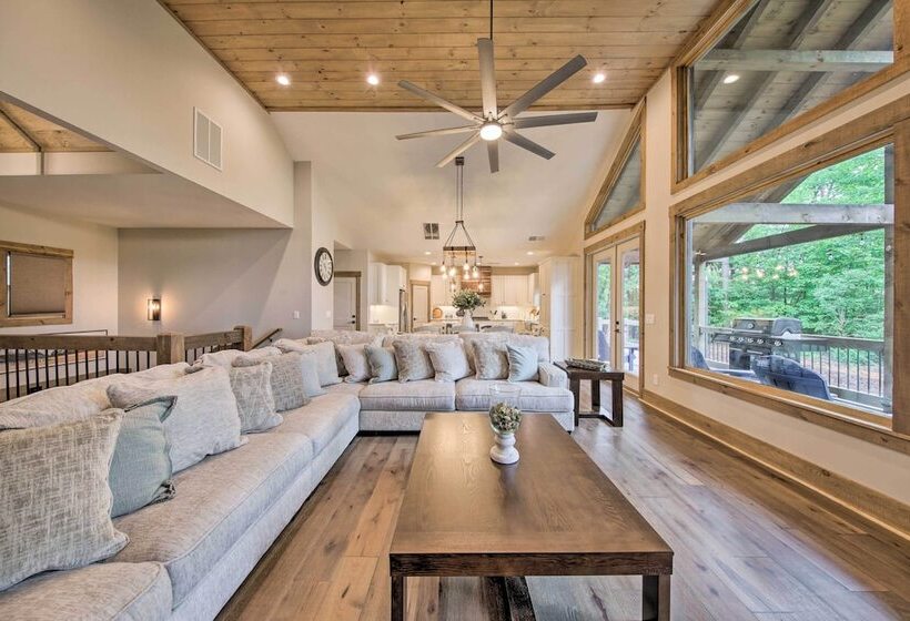 Charming Ellijay Escape: Hot Tub + Game Room