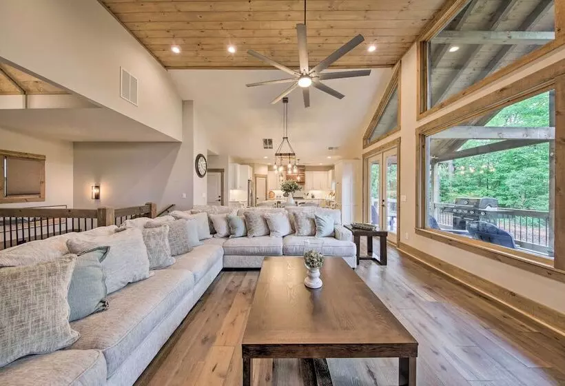 Charming Ellijay Escape: Hot Tub + Game Room