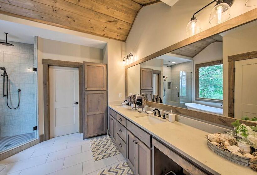 Charming Ellijay Escape: Hot Tub + Game Room