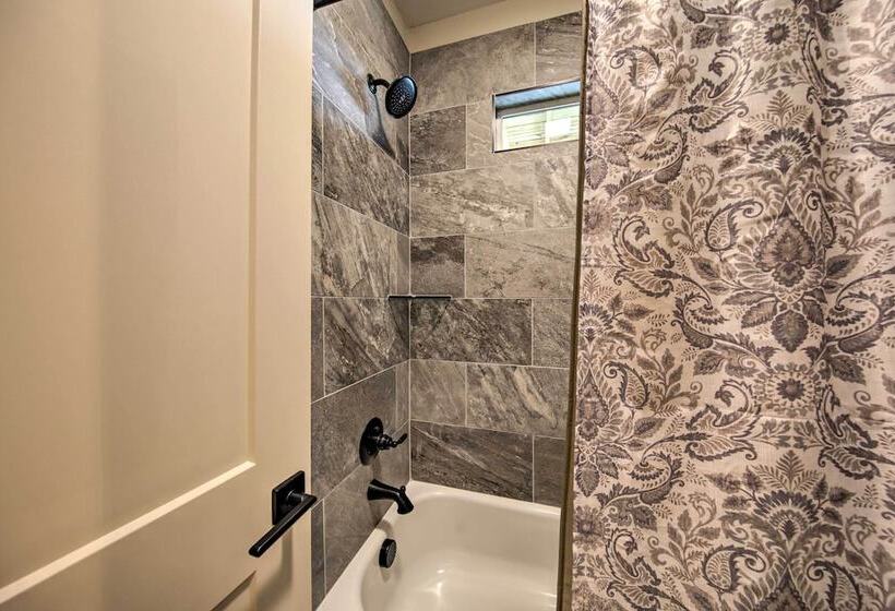 Charming Ellijay Escape: Hot Tub + Game Room