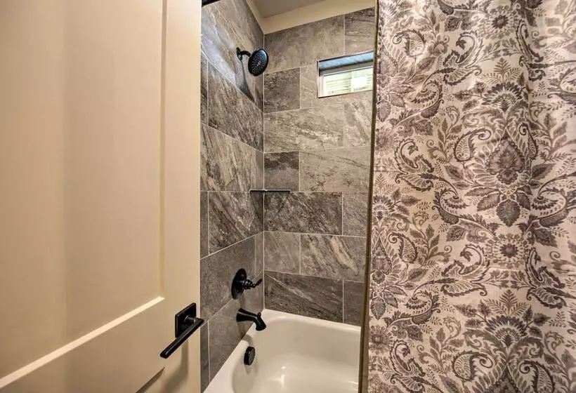Charming Ellijay Escape: Hot Tub + Game Room