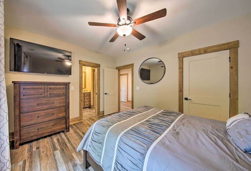 Charming Ellijay Escape: Hot Tub + Game Room