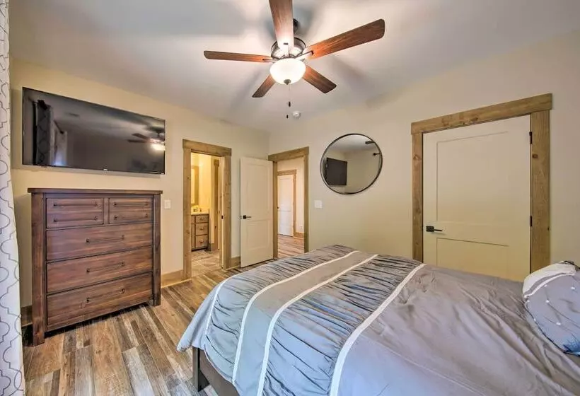 Charming Ellijay Escape: Hot Tub + Game Room
