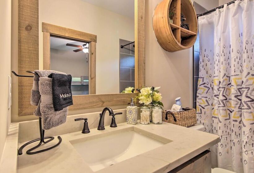 Charming Ellijay Escape: Hot Tub + Game Room