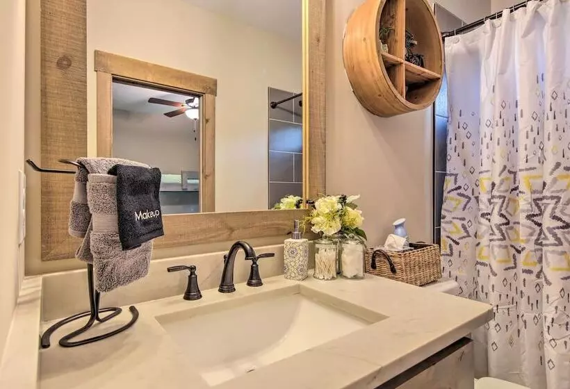 Charming Ellijay Escape: Hot Tub + Game Room