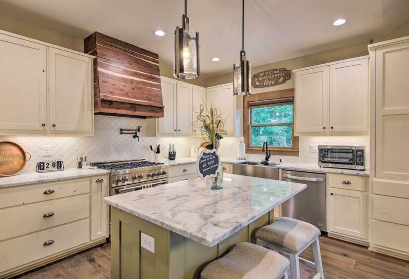 Charming Ellijay Escape: Hot Tub + Game Room