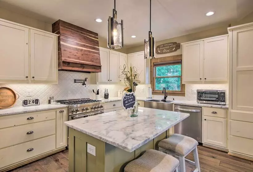 Charming Ellijay Escape: Hot Tub + Game Room