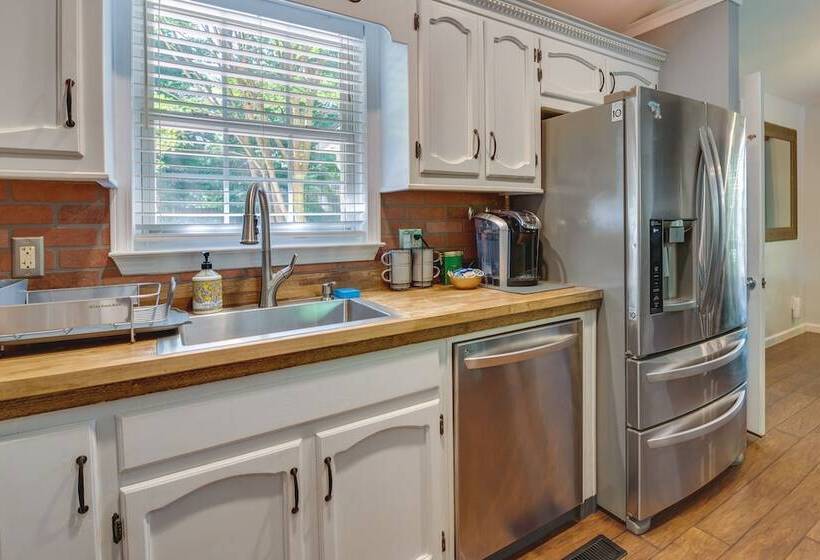 Charming Temple Home: Sunroom & Private Backyard!