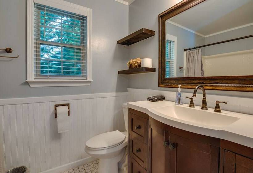 Charming Temple Home: Sunroom & Private Backyard!