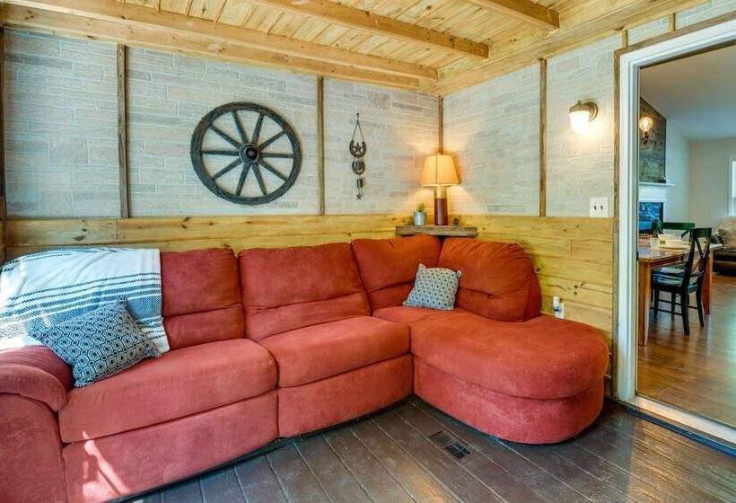 Charming Temple Home: Sunroom & Private Backyard!