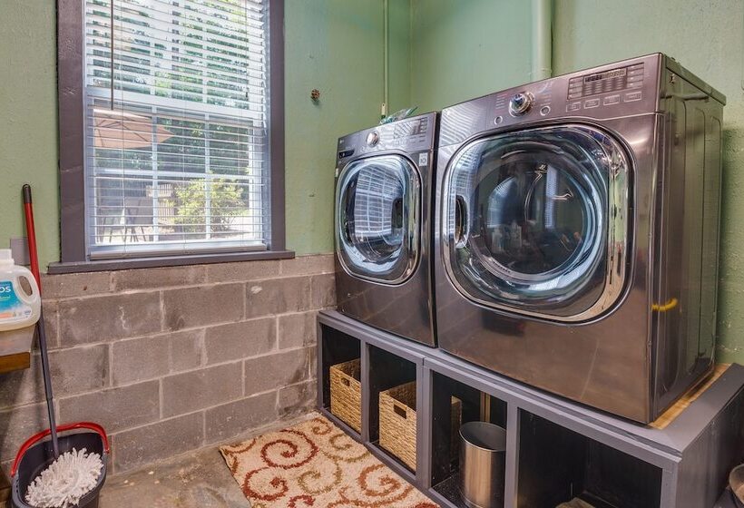 Charming Temple Home: Sunroom & Private Backyard!