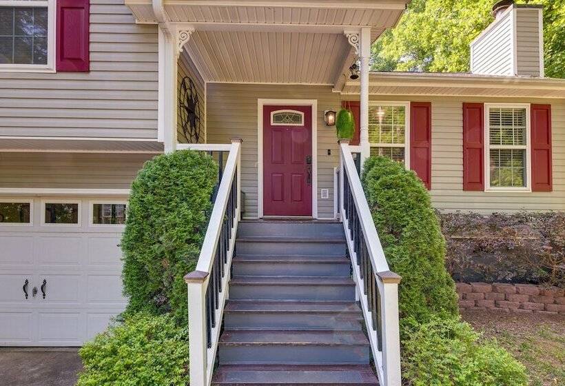 Charming Temple Home: Sunroom & Private Backyard!