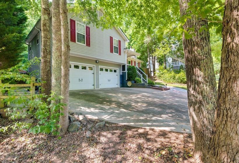 Charming Temple Home: Sunroom & Private Backyard!