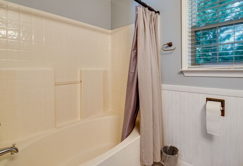 Charming Temple Home: Sunroom & Private Backyard!