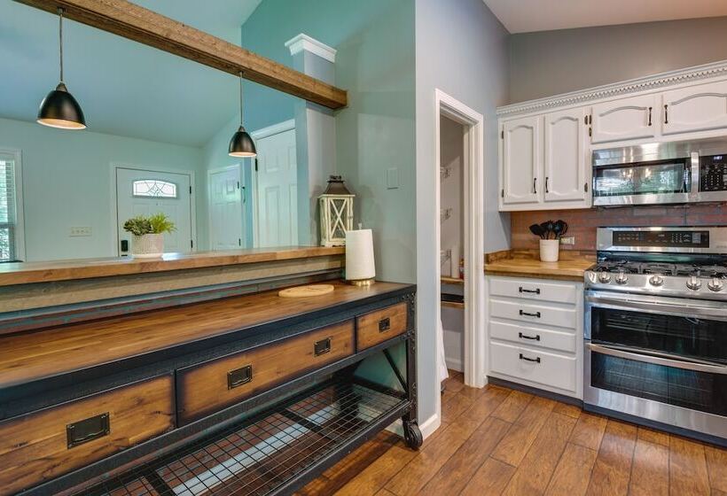 Charming Temple Home: Sunroom & Private Backyard!