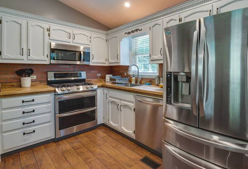 Charming Temple Home: Sunroom & Private Backyard!