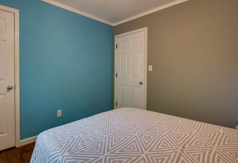 Charming Temple Home: Sunroom & Private Backyard!