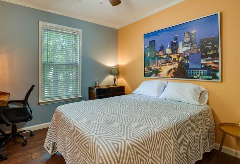 Charming Temple Home: Sunroom & Private Backyard!