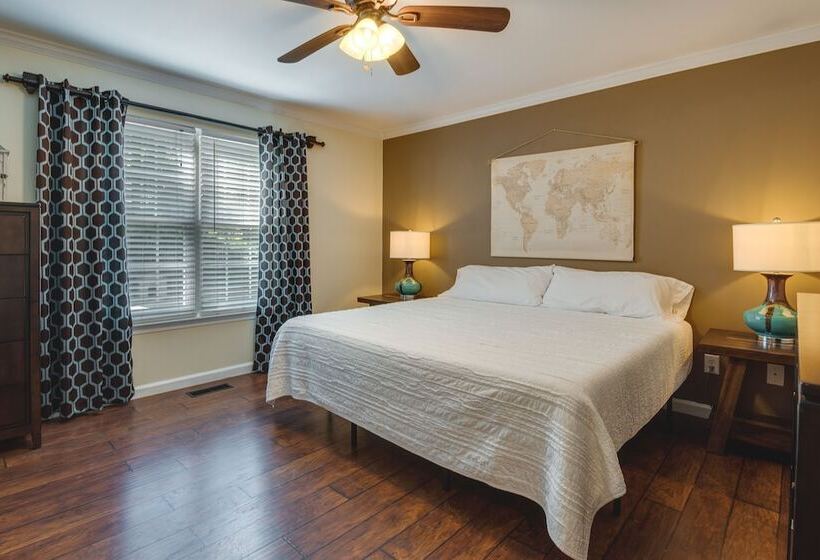 Charming Temple Home: Sunroom & Private Backyard!