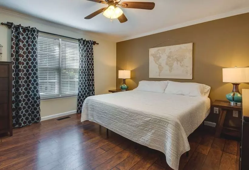 Charming Temple Home: Sunroom & Private Backyard!