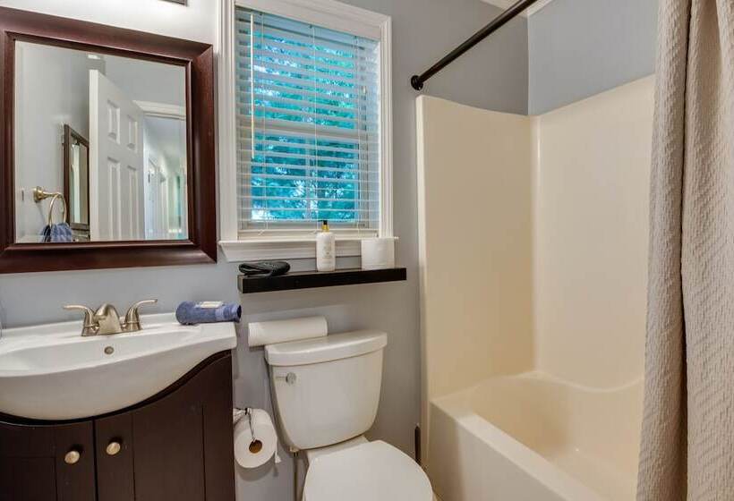 Charming Temple Home: Sunroom & Private Backyard!