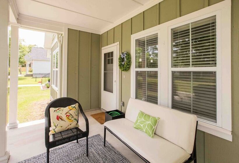 Chic Thomasville Home: Walk To Downtown!