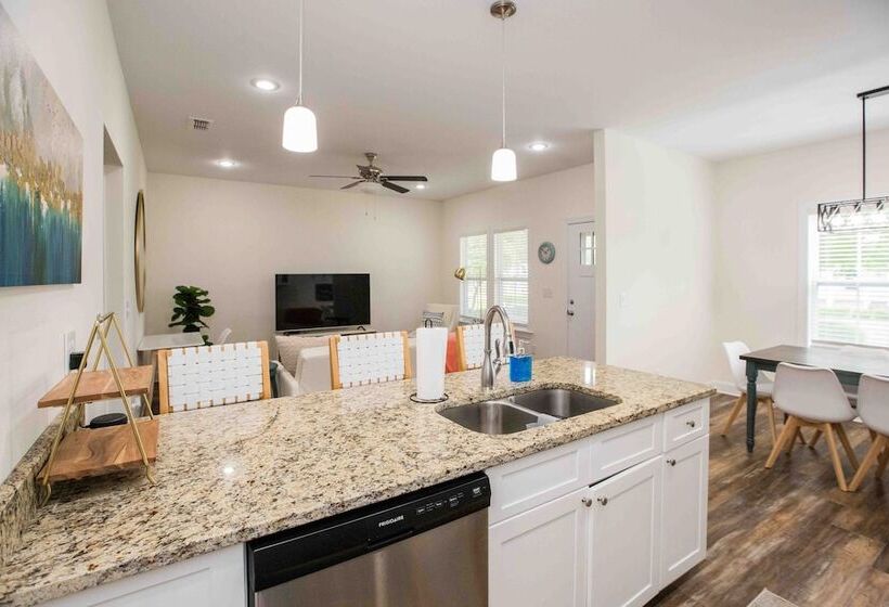 Chic Thomasville Home: Walk To Downtown!