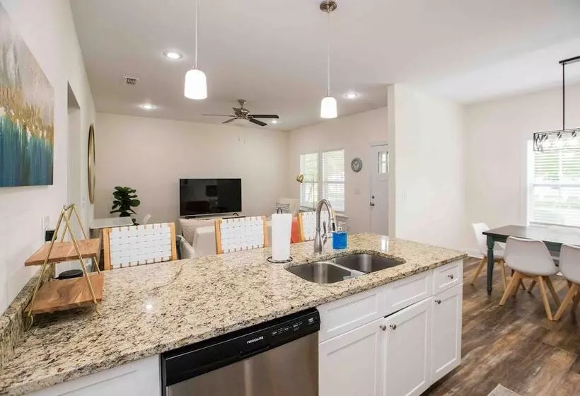 Chic Thomasville Home: Walk To Downtown!