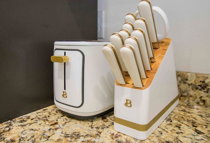 Chic Thomasville Home: Walk To Downtown!