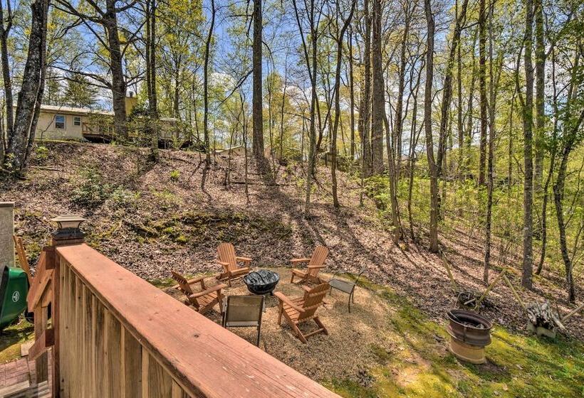 Cozy Hiawassee Cabin W/ Fire Pit & Mtn Views!
