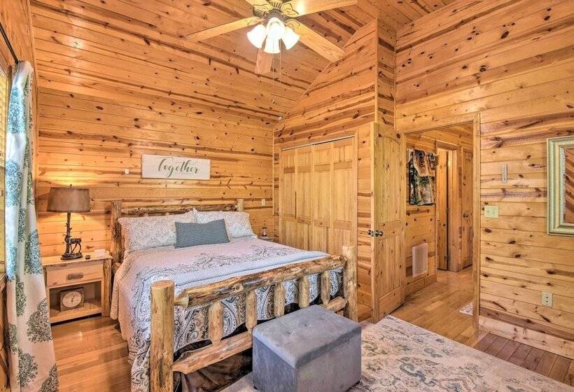 Cozy Hiawassee Cabin W/ Fire Pit & Mtn Views!