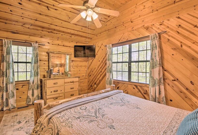 Cozy Hiawassee Cabin W/ Fire Pit & Mtn Views!