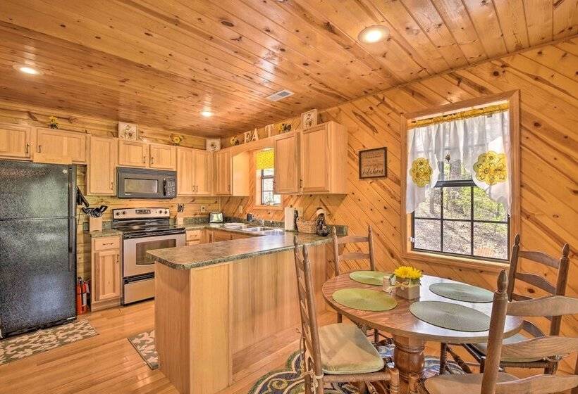 Cozy Hiawassee Cabin W/ Fire Pit & Mtn Views!