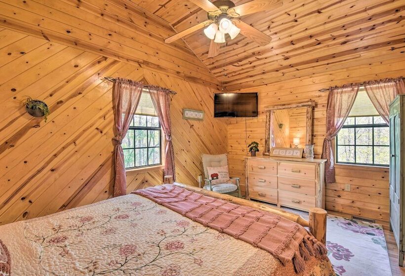 Cozy Hiawassee Cabin W/ Fire Pit & Mtn Views!