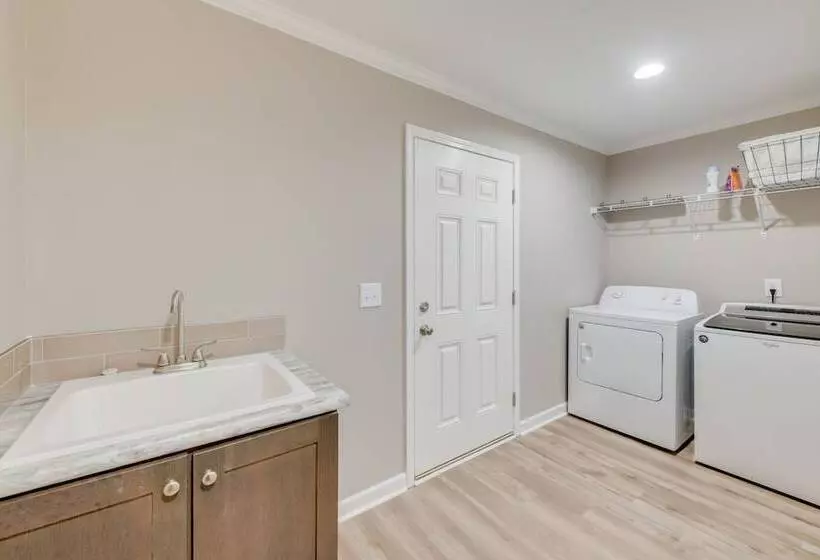 Family Friendly Home W/ Deck Near Colonial Beach!