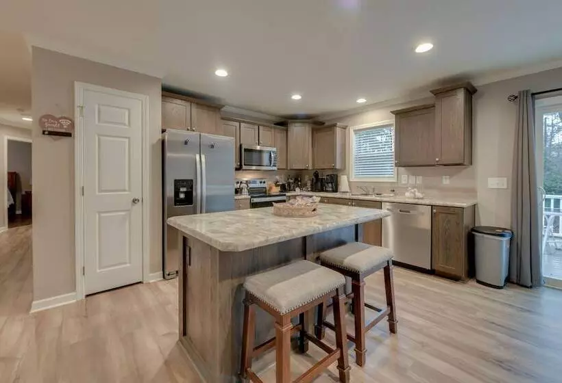 Family Friendly Home W/ Deck Near Colonial Beach!