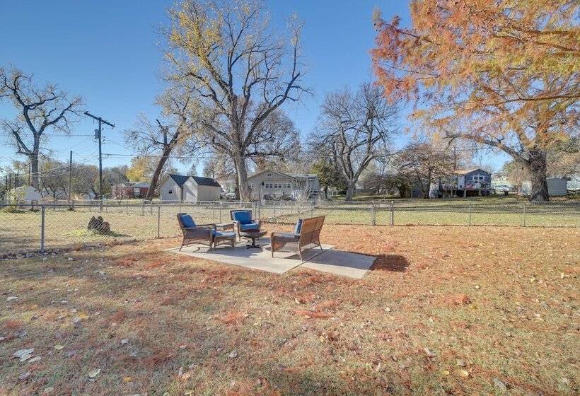 Family Friendly Sand Springs Home ~ 8 Mi To Tulsa!