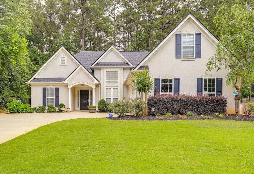 Fayetteville Retreat W/ Hot Tub & Fenced Yard